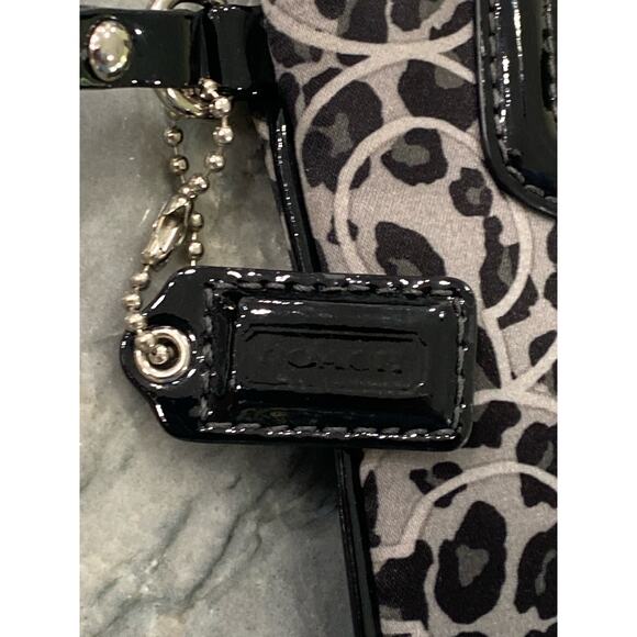 Coach signature canvas wristlet with patent leather - Picture 5 of 13